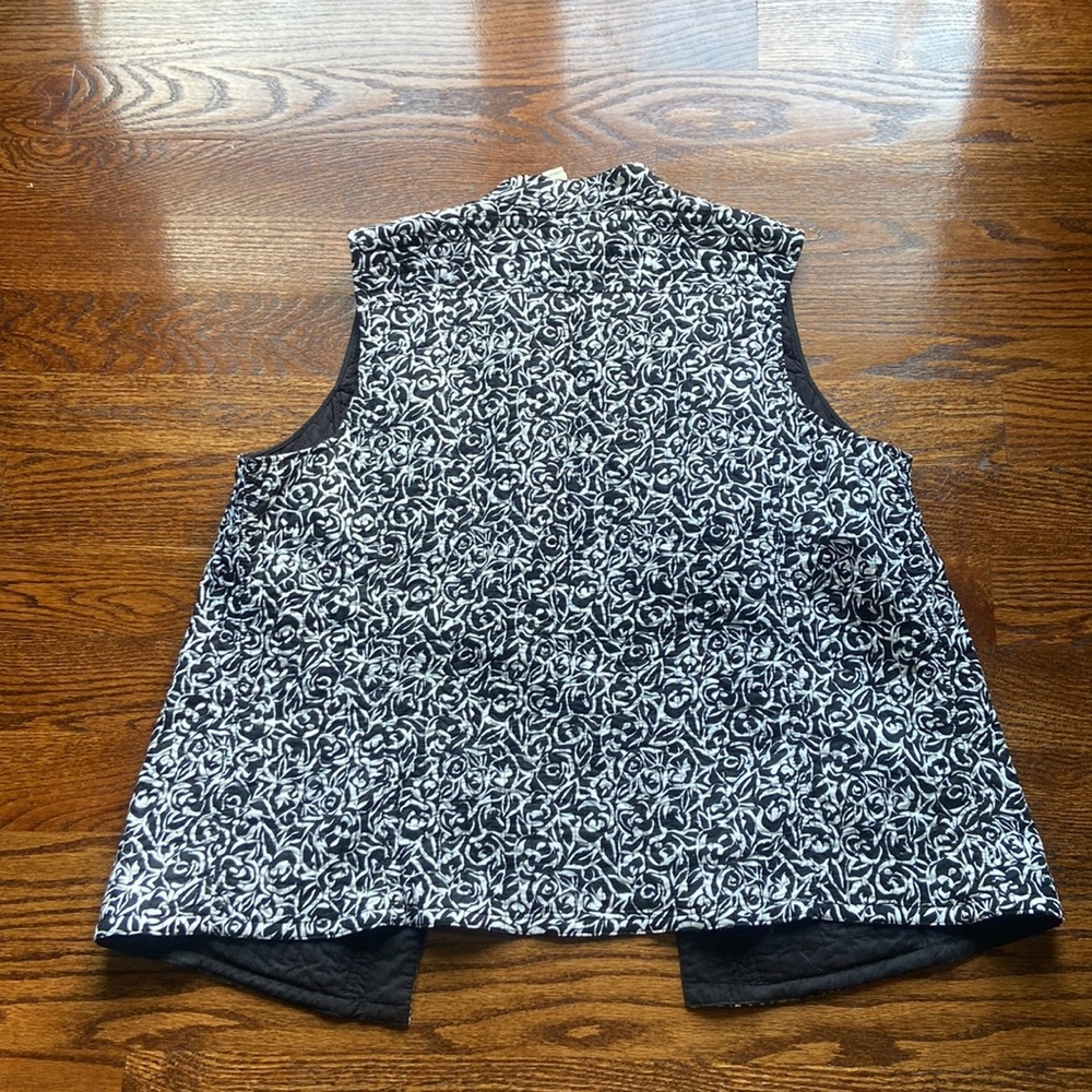Women’s plus vest with buttons - Picture 2 of 5